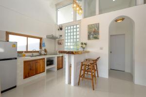 Kuchyň nebo kuchyňský kout v ubytování Rock & Lune Boutique Villas