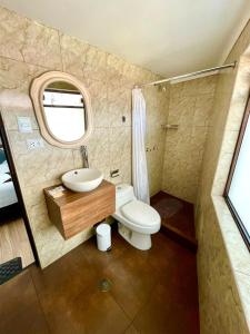 Un baño pequeño con inodoro y lavabo. en Tikala Cusco Boutique Hotel, en Cusco 64 fotos más