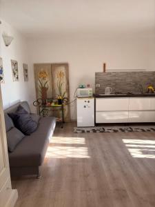 a living room with a couch and a kitchen at Marilyn's House 2 in Frascati