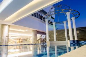 Bazen u ili blizu objekta Tara Hotel Yogyakarta