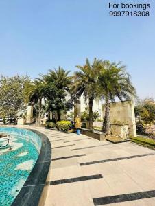 une personne marchant sur un trottoir à côté d'une piscine dans l'établissement Peaceful Gopala near Premanand Maharaj Ji, à Vrindavan