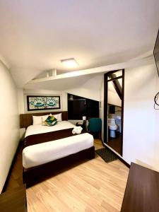 un dormitorio con una cama grande en una habitación en Tikala Cusco Boutique Hotel, en Cusco