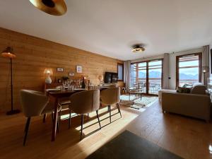 TV a/nebo společenská místnost v ubytování Homency - Résidence Fermes de l'Alpe C403