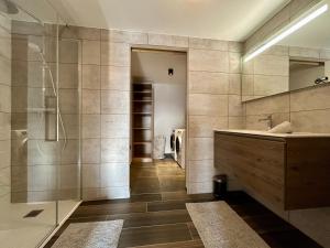 Koupelna v ubytování Homency - Résidence Fermes de l'Alpe C403 + 18 fotografií