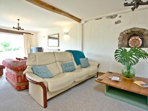 ein Wohnzimmer mit Sofa und Tisch in der Unterkunft Exmoor View in Barbrook