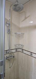 a shower with a glass door in a bathroom at Apartamento Cozy Inns Playa in Torremolinos