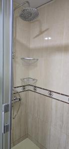 a shower with a glass door in a bathroom at Apartamento Cozy Inns Playa in Torremolinos