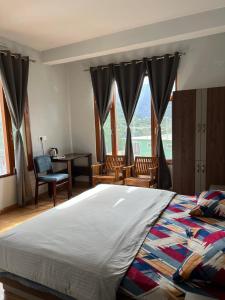 Una cama o camas en una habitación de Lha Pomo