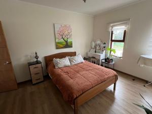 - une chambre avec un lit doté d'un couvre-lit orange dans l'établissement Casa Limache,5 dormitorios, 6 baños, piscina cancha, 