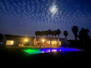 une maison avec une piscine la nuit sur la lune dans l'établissement Casa Limache,5 dormitorios, 6 baños, piscina cancha, 