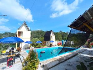 a swimming pool at the resort at Embun Pagi Alami in Telukladang