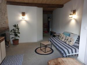 un salon avec un canapé et une table dans l'établissement Le patio, à Oloron-Sainte-Marie