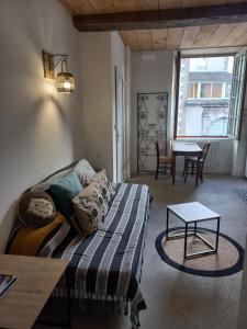 un salon avec un canapé et une table dans l'établissement Le patio, à Oloron-Sainte-Marie