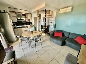 Kuchyň nebo kuchyňský kout v ubytování Superbe Villa vue mer, climatisée, proche plage, parking, animaux acceptés - FR-1-816-23