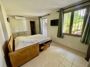 TV a/nebo společenská místnost v ubytování Superbe Villa vue mer, climatisée, proche plage, parking, animaux acceptés - FR-1-816-23