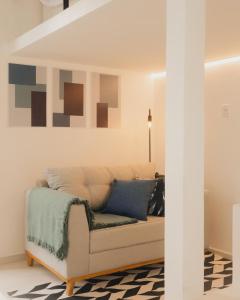 a living room with a couch and a rug at Loft sim 01 · Loft Aconchegante & bem localizado I in Santo Antônio dos Prazeres