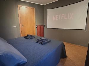 Postel nebo postele na pokoji v ubytování Stresa vista lago con CINEMA e SPIAGGIA