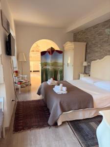 een slaapkamer met een groot bed in een kamer bij Marilyn's House in Frascati