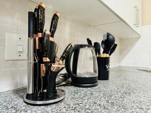 eine Küchentheke mit Mixer und Küchenutensilien in der Unterkunft Sandton Skyline Suite - 2 Bedroom Apartment in Sandton + 45 Fotos