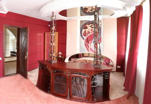 y baño con mesa de madera y espejo. en Guest House K&T, en Sevastopol