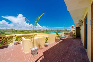 een balkon met uitzicht op een zwembad bij The Swahili Plaza in Matemwe