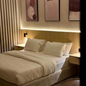 a bed with white sheets and pillows in a room at نسيم الحرم 2 in Ash Shishah +7 photos