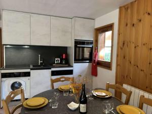 Η κουζίνα ή μικρή κουζίνα στο Appartement 4 pièces pour 6 personnes à Méribel avec parking privé - FR-1-180-664