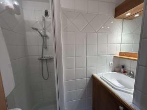 Ένα μπάνιο στο Appartement 4 pièces pour 6 personnes à Méribel avec parking privé - FR-1-180-664 +8 φωτογραφίες