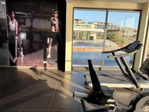 une salle de sport avec une photo d'un homme sur le mur dans l'établissement Waterfront - B luxury, à Dakar