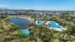 an aerial view of the pool at the resort at Condomínio Ilhas Park Xangri-lá in Xangri-lá