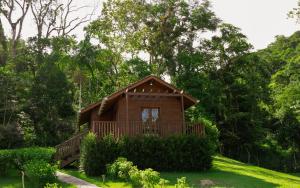 a small house in the middle of a yard at Pousada Ocean Garden in Antonina