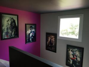 una habitación con fotos de películas en la pared en Le Repaire de l'Aigle, en Rosières