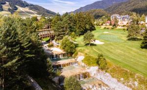 una vista aerea di un resort con fiume e alberi di Apartma Manca a Kranjska Gora