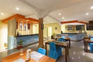 cocina y comedor con sillas y mesas azules en Buana Bali Villas & Spa, en Jimbaran