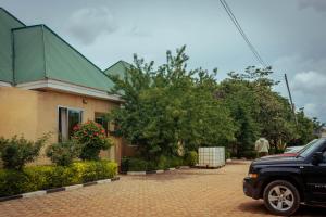 ein vor einem Gebäude geparktes Auto in der Unterkunft Northern Hospitality Kasewe Lodge in Mzuzu