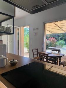 Una cocina con una mesa y un comedor. en La Clemensane, en Lacoste