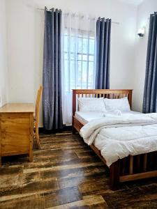 Ένα ή περισσότερα κρεβάτια σε δωμάτιο στο Kinyanjui's homes 004