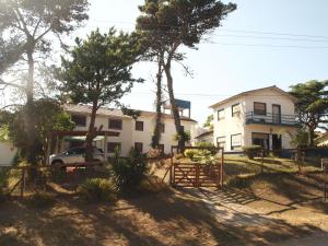 een huis met een auto ervoor geparkeerd bij LalomitaGesell in Villa Gesell