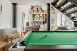 Biliár nebo kulečník v ubytování Famau View Farm- Stunning countryside location