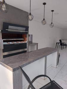 Una cocina o cocineta en Elegant house equipped for groups