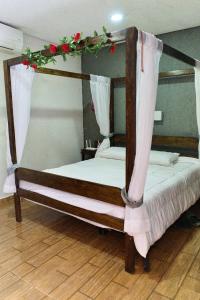 Una cama o camas en una habitación de Elegant house equipped for groups