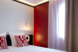 Postel nebo postele na pokoji v ubytování Hôtel Alliance - Proche Paris + 25 fotografií