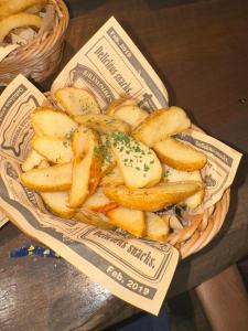 a basket filled with potatoes sitting on a table at HANABI棟 8人宿泊 サウナあり ペット不可 - Base棟 4人宿泊 サウナなし ペット可 - 貸切で最大12名宿泊OK in Katori