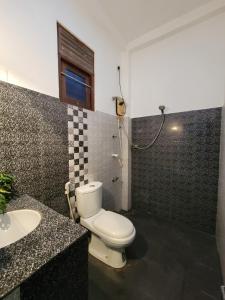 une salle de bains avec toilettes et lavabo dans l'établissement Aa Villa in Hikkaduwa, à Hikkaduwa