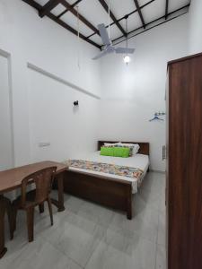 Postel nebo postele na pokoji v ubytování Aa Villa in Hikkaduwa