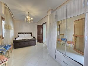 Un dormitorio con una cama y una lámpara de araña en Beach View Appartement, en Tánger