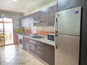 una cocina con refrigerador de acero inoxidable en Beach View Appartement, en Tánger 7 fotos más