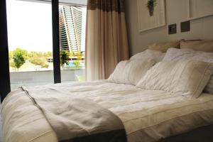 Postel nebo postele na pokoji v ubytování Ellipse waterfall self Catering Hotel + 18 fotografií