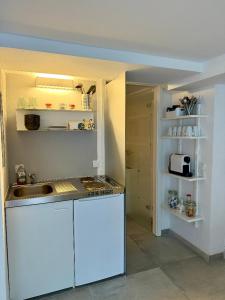 eine Küche mit weißen Schränken und einer Spüle in der Unterkunft Football Love in Dortmund