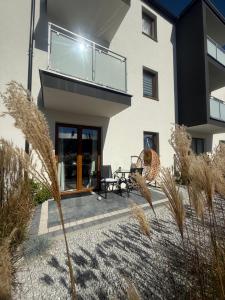 een huis met een balkon en een patio bij Apartament Od Nowa Zdrój in Busko-Zdrój